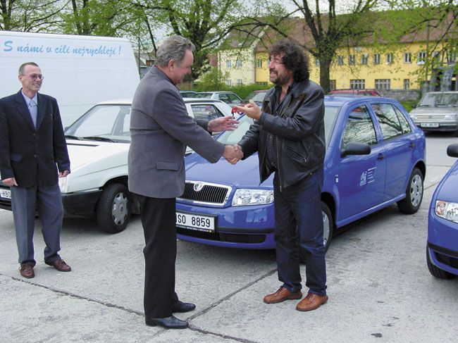 Zdeněk Troška symbolicky předává klíče od vozu